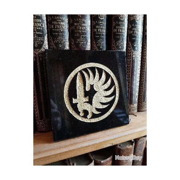 2 eme REP , insigne sculpt� dans un bloc de pierre noire. Rgt �tranger parachutiste L�gion �trang�re