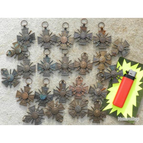 LOT 2 ANCIENNES MEDAILLES CROIX THEATRES OPERATIONS EXTERIEURES - lot de 2  ...............