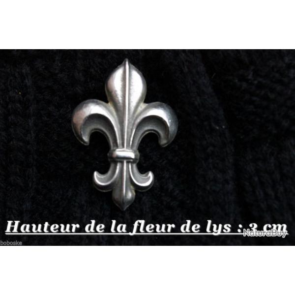 Fleur de Lys (fixation type pin's) Hauteur : 30 mm -  Largeur en son sommet : 20 mm  4a.