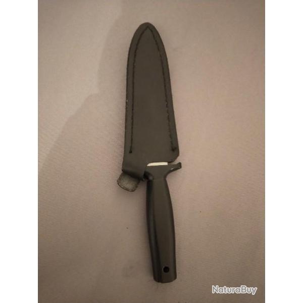 Couteau � double tranchant dit de bottes