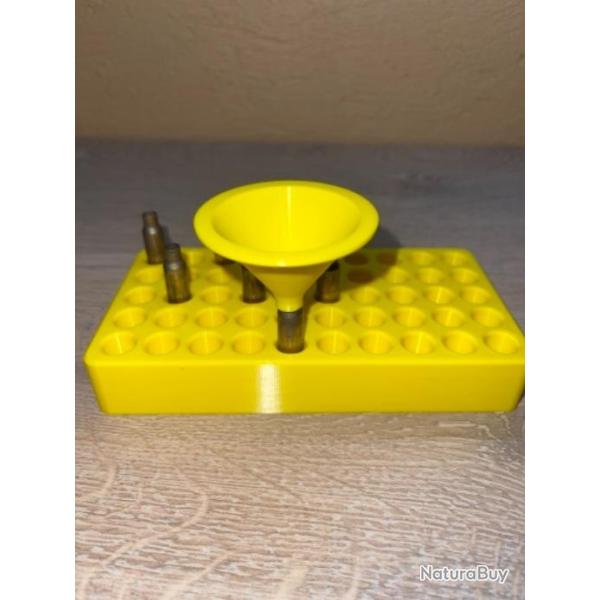 Entonnoir jaune sp�cialement con�u pour le rechargement des calibres 222, 223, 5.56 et 222 magnum