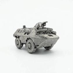 Insigne repr&eacute;sentant un v&eacute;hicule de l'avant blind&eacute;  - 3 x 2 cm 4a.