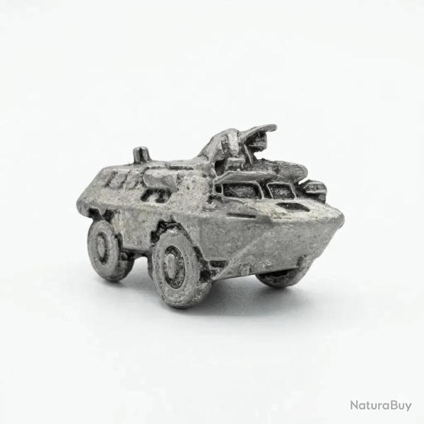 Insigne repr�sentant un v�hicule de l'avant blind�  - 3 x 2 cm 4a.