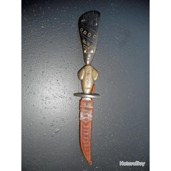 BEAU PETIT COUTEAU D'AMERIQUE DU SUD, DU GUATEMALA, POIGNEE EN CORNE ET FOURREAU CUIR, A VOIR