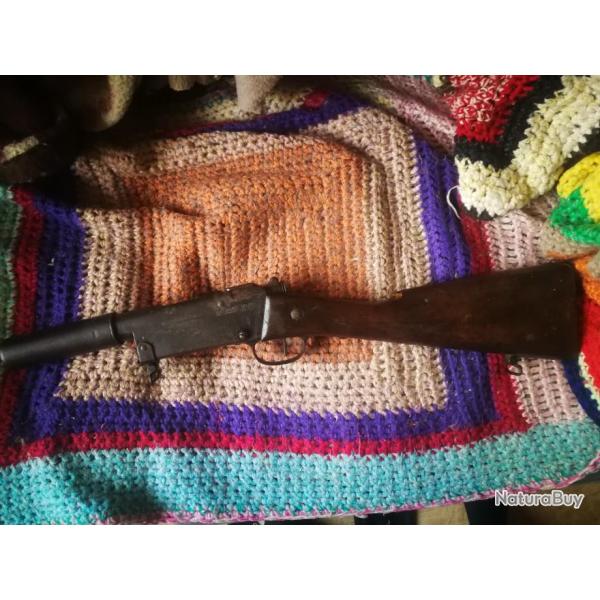 Lance fuse lebel dans son jus,fonctionnel il manque un embout a mettre au canon et les munitions