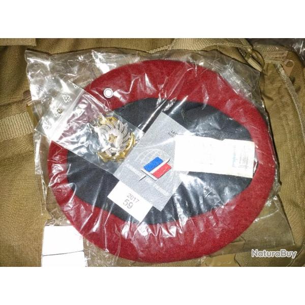 Bret rouge parachutiste (couleur amarante) + insigne mtal origi / troupe aroport / arme franai