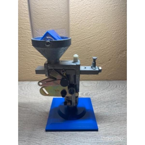 Support bleu pour doseuse � poudre dillon 550