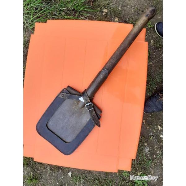 Vente magnifique pelle militaire arm�e � confirmer mais marquage fabricant bien visible