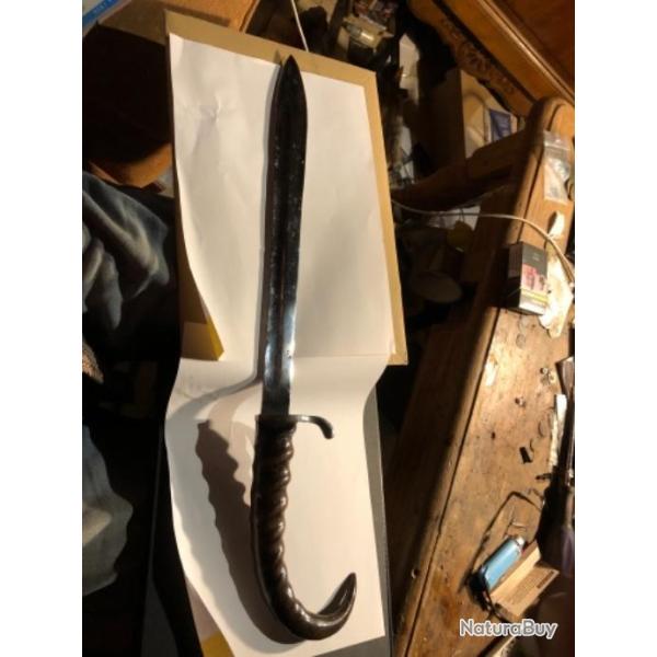 Dague avec anciennes lames de ba�onnette et d'un manches en cornes