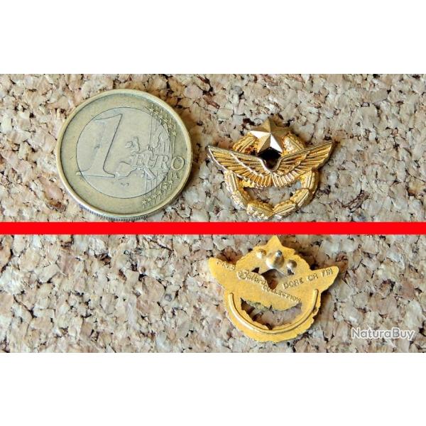 Pin's ARM�E DE L'AIR - R�duction du Brevet de Pilote - m�tal dor� � l'or fin - fabricant BALLARD