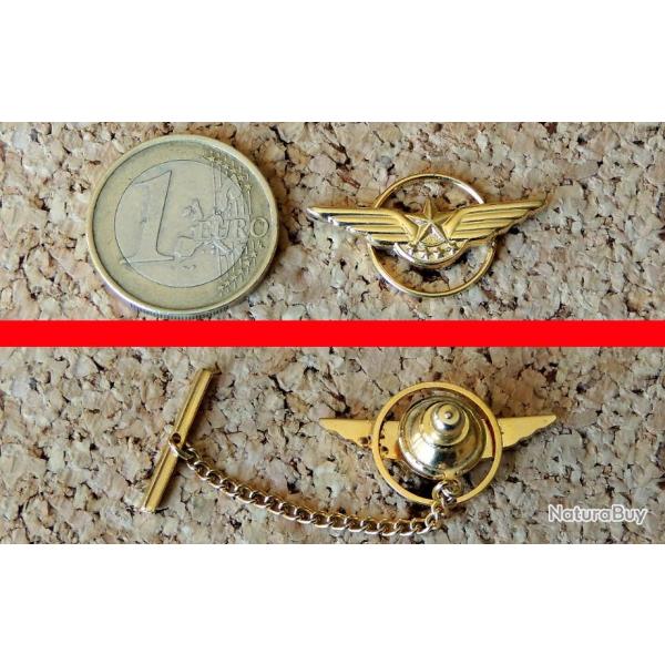 Pin's ARM�E DE L'AIR - R�duction du Brevet de Pilote � CHA�NE & attache � POMPE - fabricant inconnu