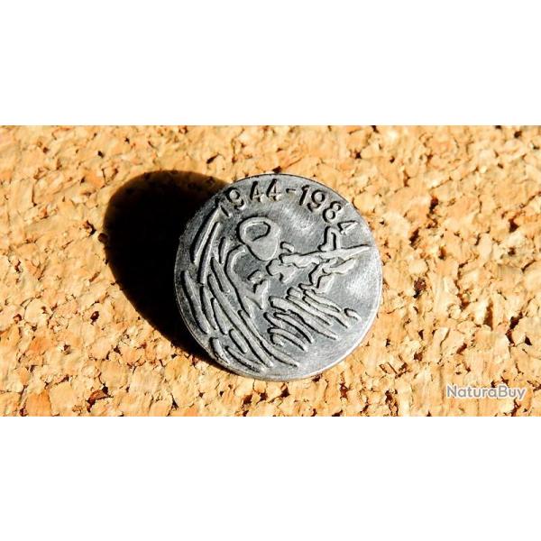 Pin's Comm�moratif Guerre 39/45 - 40� anniversaire d�barquement Normandie 1984 - m�tal argent� - AB