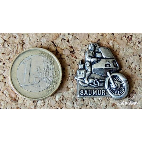 Pin's MOTO GENDARMERIE NATIONALE - Gendarmerie de Saumur (49) - m�tal argent� - fabricant PICHARD