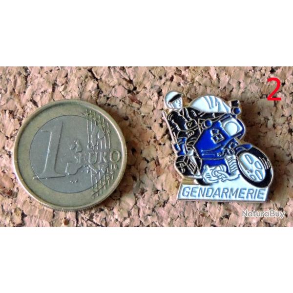 Pin's MOTO GENDARMERIE NATIONALE - Motard de la gendarmerie tenue d'hiver - peint cloisonn�