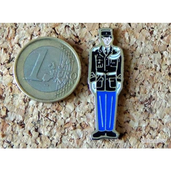 Pin's GENDARMERIE NATIONALE - Gendarme en grande tenue - peint cloisonn� - fabricant B.G. DIS