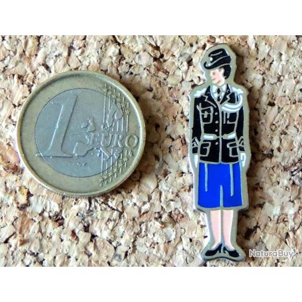 Pin's GENDARMERIE NATIONALE - Gendarme en grande tenue personnel f�minin - peint cloisonn�