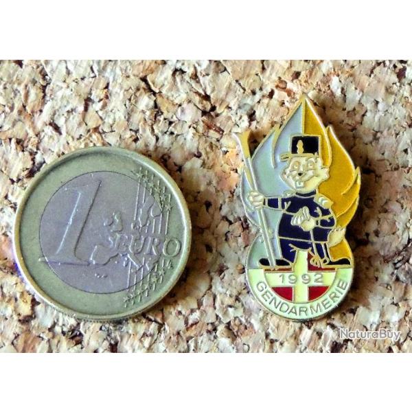 Pin's GENDARMERIE NATIONALE - JO 1992 Alberville Savoie - �maill� � froid �poxy - fabricant PIN'STOR