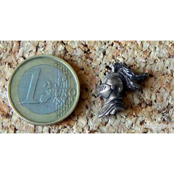 Pin's GENDARMERIE NATIONALE - Heaume en relief - m�tal argent� - fabricant inconnu