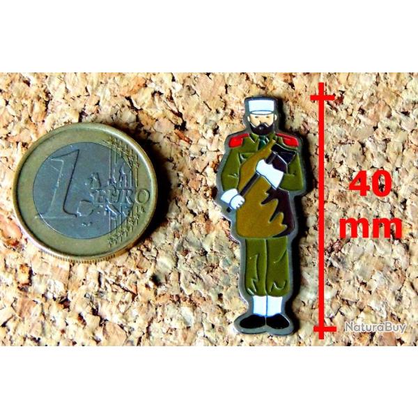 Pin's L�GION �TRANG�RE - L�gionnaire SAPEUR (grand 40mm) - peint cloisonn� - fabricant inconnu