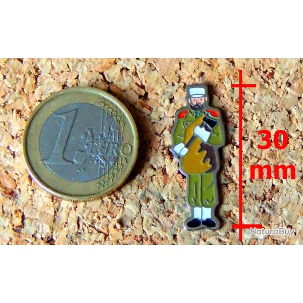Pin's L�GION �TRANG�RE - L�gionnaire SAPEUR (petit 30mm) - peint cloisonn� - fabricant inconnu