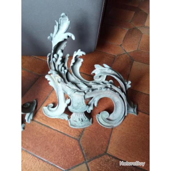 Paire de chenets ancien en bronze Louis XV rocaille.