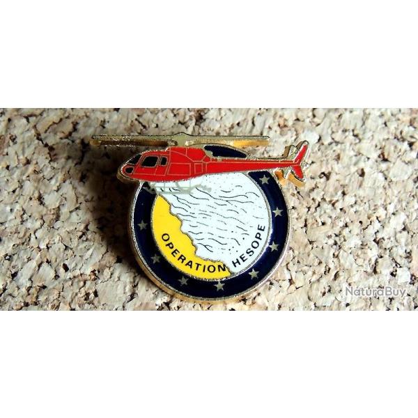 Pin's SAPEURS POMPIERS - H�licopt�re - Op�ration HESOPE - Emaill� � froid - fabricant FONDATION FORE