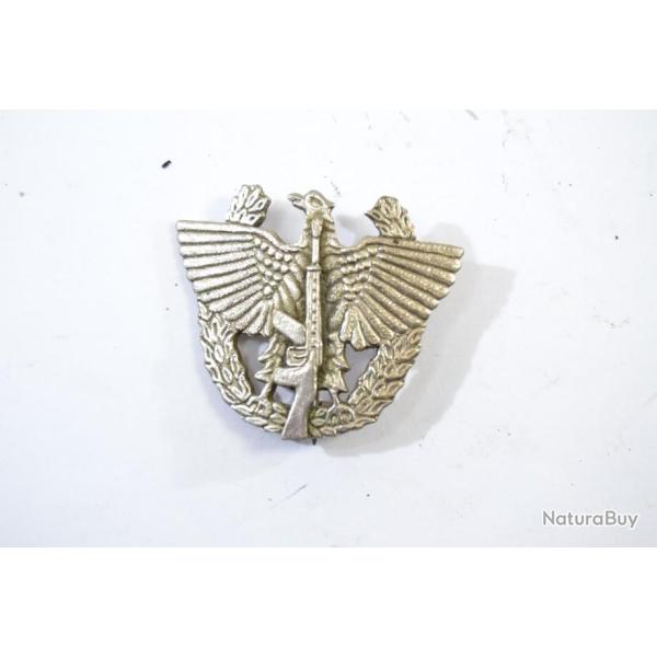 Insigne aigle avec fusil a identifier ? Pays de l'Est ? Epoque a d�finir ? Insigne de casquette
