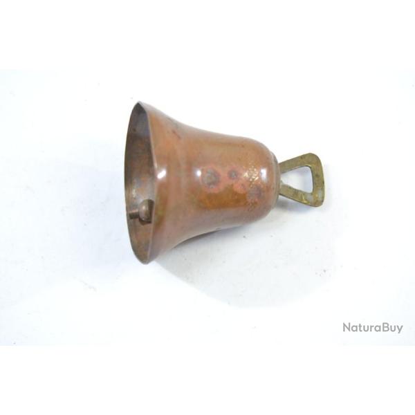 Petite cloche en cuivre rouge, fabrication ancienne. Chien, ch�vre animal (8186408)