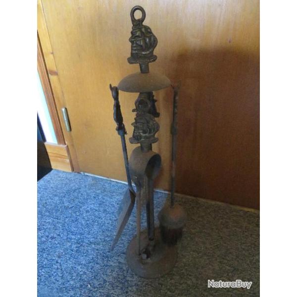 Petit serviteur de chemin�e ancien � d�cor bateau �