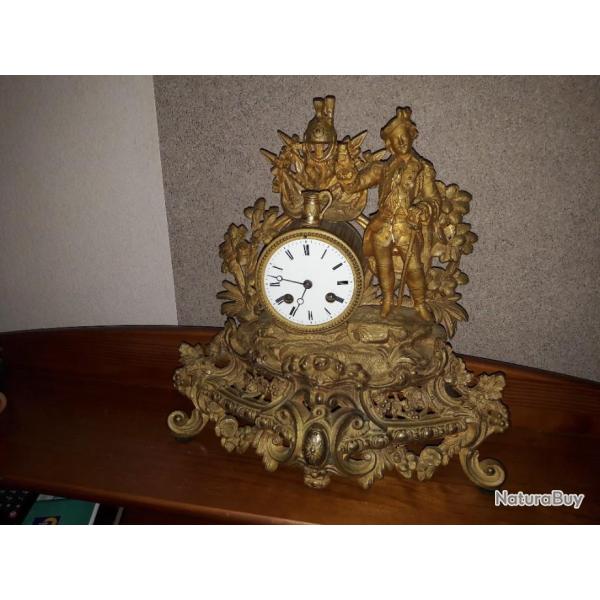 PENDULE en Bronze dor� et cisel� � d�cors de Mousquetaire trinquant