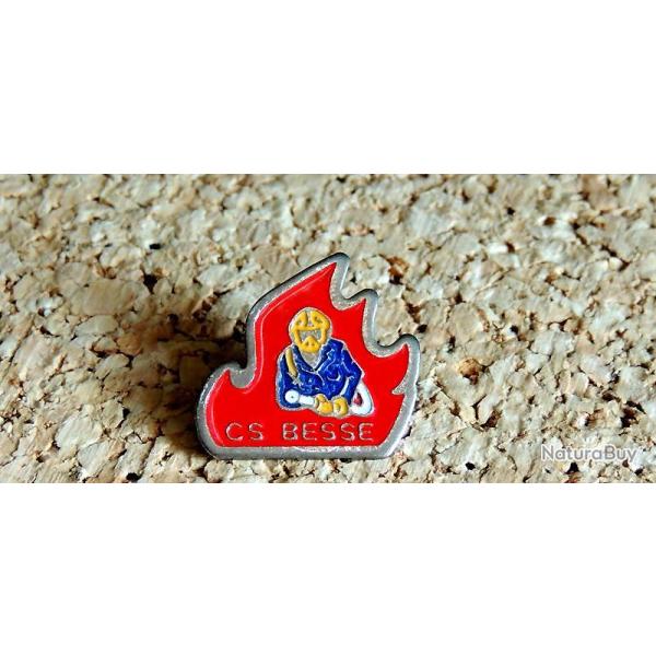 Pin's SAPEURS POMPIERS - SP de BESSE EN CHANDESSE 63 - peint cloisonn� - fabricant inconnu
