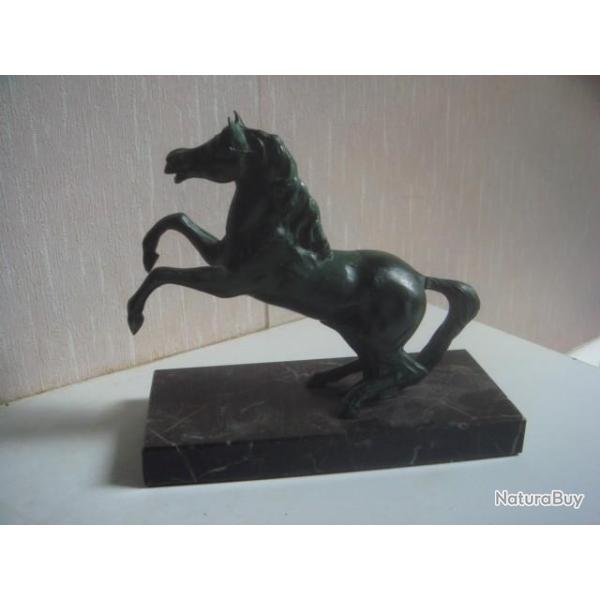 Sculpture en r�gule cheval sur support marbre, hauteur 17 cm x 17,5 cm