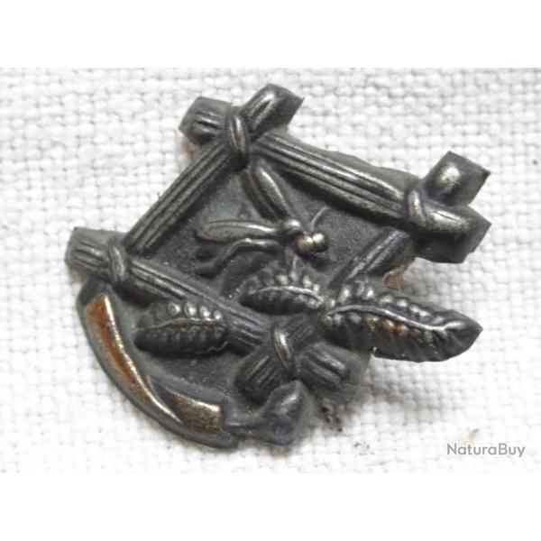 jm52) lot , joli menuki  ancien ,  figurant 1 insecte dans une fen�tre  petit prix