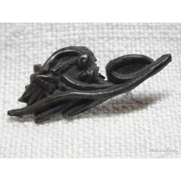 jm54)clot ,  joli menuki  ancien ,  figurant ?  petit prix