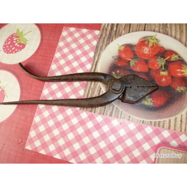 VIEILLE PINCE NUMEROTEE A IDENTIFFIER