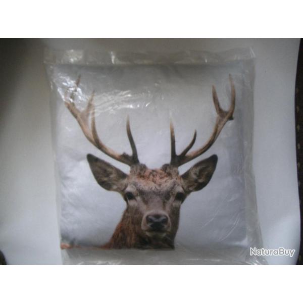 COUSSIN MOTIF TETE DE CERF DIMENSION 50cm X 50cm env.