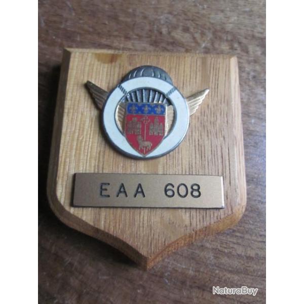 INSIGNE sur socle //////  E E A 608