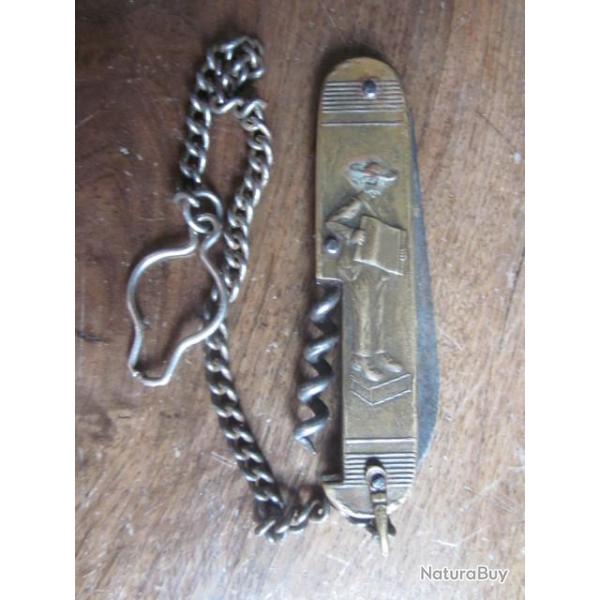 couteau pliant motif personnages haut bas  relief avec chainette