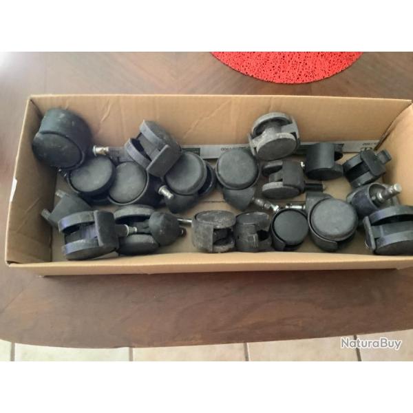 Lot de dix neuf roulettes pour meubles ou autres, pas de prix de rserve