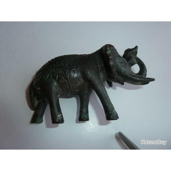 Bel �l�phant en bronze plein � patine sombre d'origine indienne,ann�es 50-60