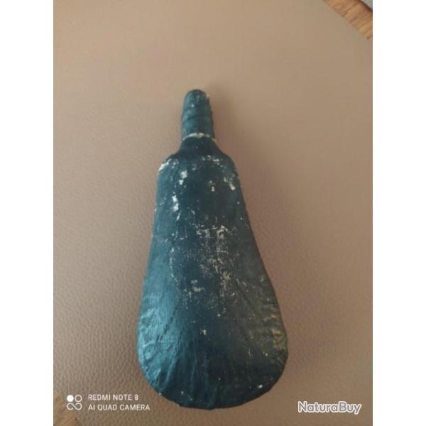 Poire a poudre en carton bouilli et noirci