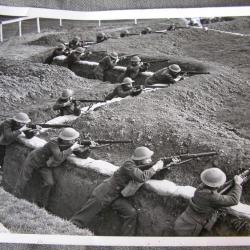 WW2 ANGLETERRE PHOTO DE SOLDATS ANGLAIS A L'ENTRAINEMENT DANS UNE TRANCH&Eacute;E