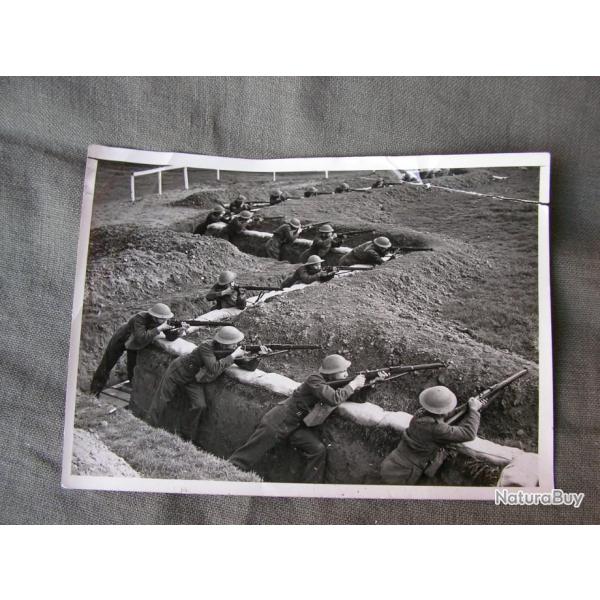 WW2 ANGLETERRE PHOTO DE SOLDATS ANGLAIS A L'ENTRAINEMENT DANS UNE TRANCH�E
