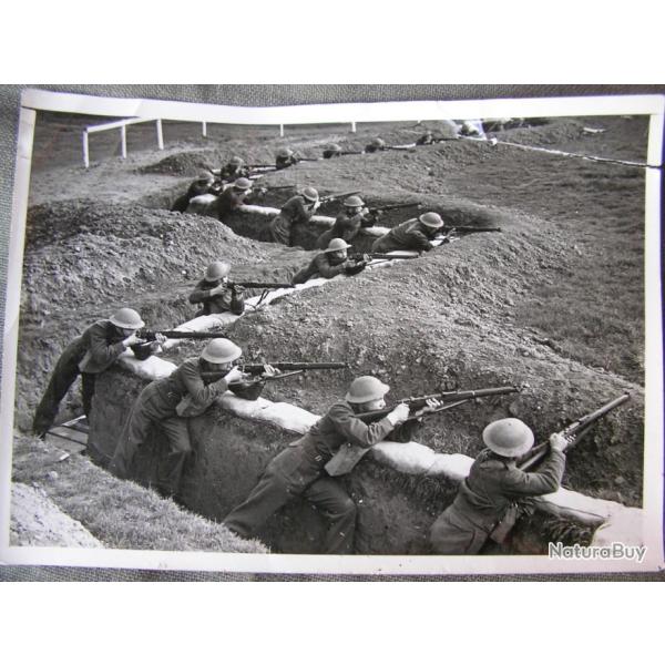 WW2 ANGLETERRE PHOTO DE SOLDATS ANGLAIS A L'ENTRAINEMENT DANS UNE TRANCH�E