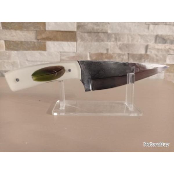 couteau forg� en acier carbone  manche en  r�sine et plumes de canard