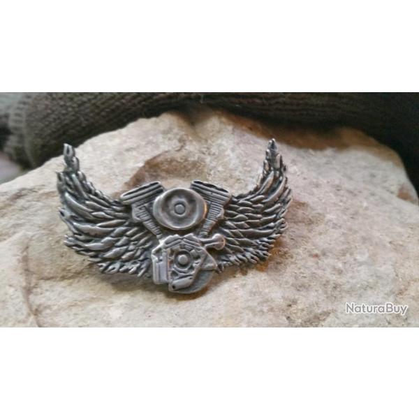 Insigne en m�tal repr�sentant un moteur en V