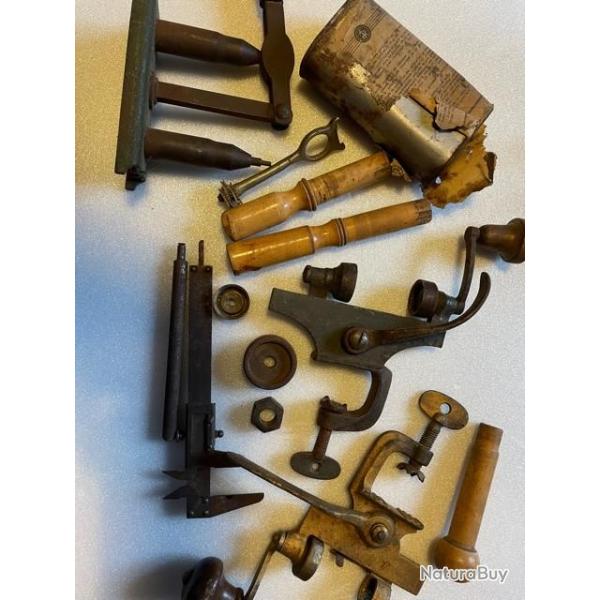 lot d'accessoires divers rechargement , flacon m�tal, 3 sertisseurs divers , pi�ces d�tach�es