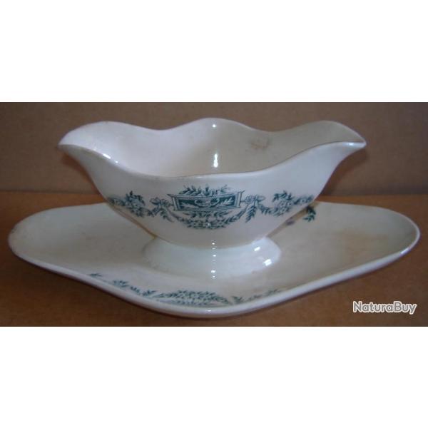 tr�s ancienne sauci�re en porcelaine