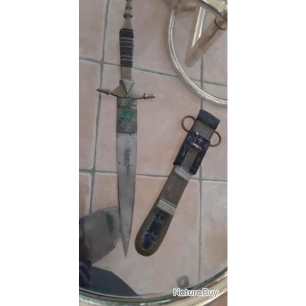 Superbe couteau touareg dans son tuiBel etat trs afft et coupantLongueur 30 cms