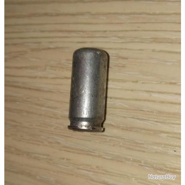 Un �tui 9 mm PAK percut�e.